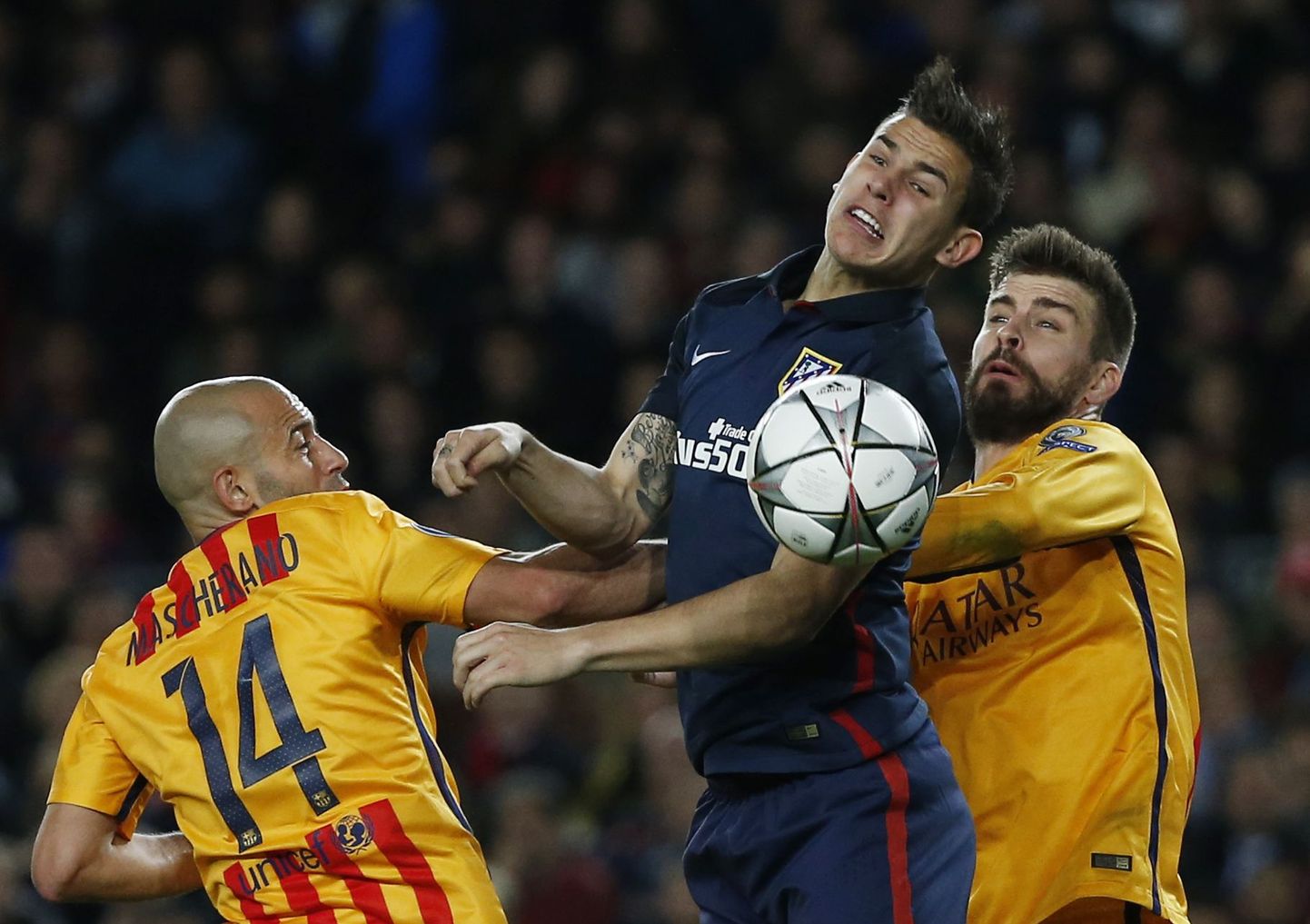 Lucas Hernandez (keskel) võitleb palli pärast Barcelona kaitsjate Javier Mascherano ja Gerard Piquega.