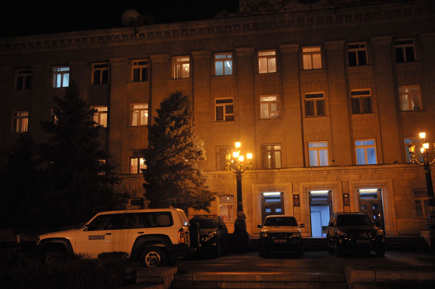 OSCE auto Mägi-Karabahhi presidendilossi ees, pealinnas, Stepanakertis