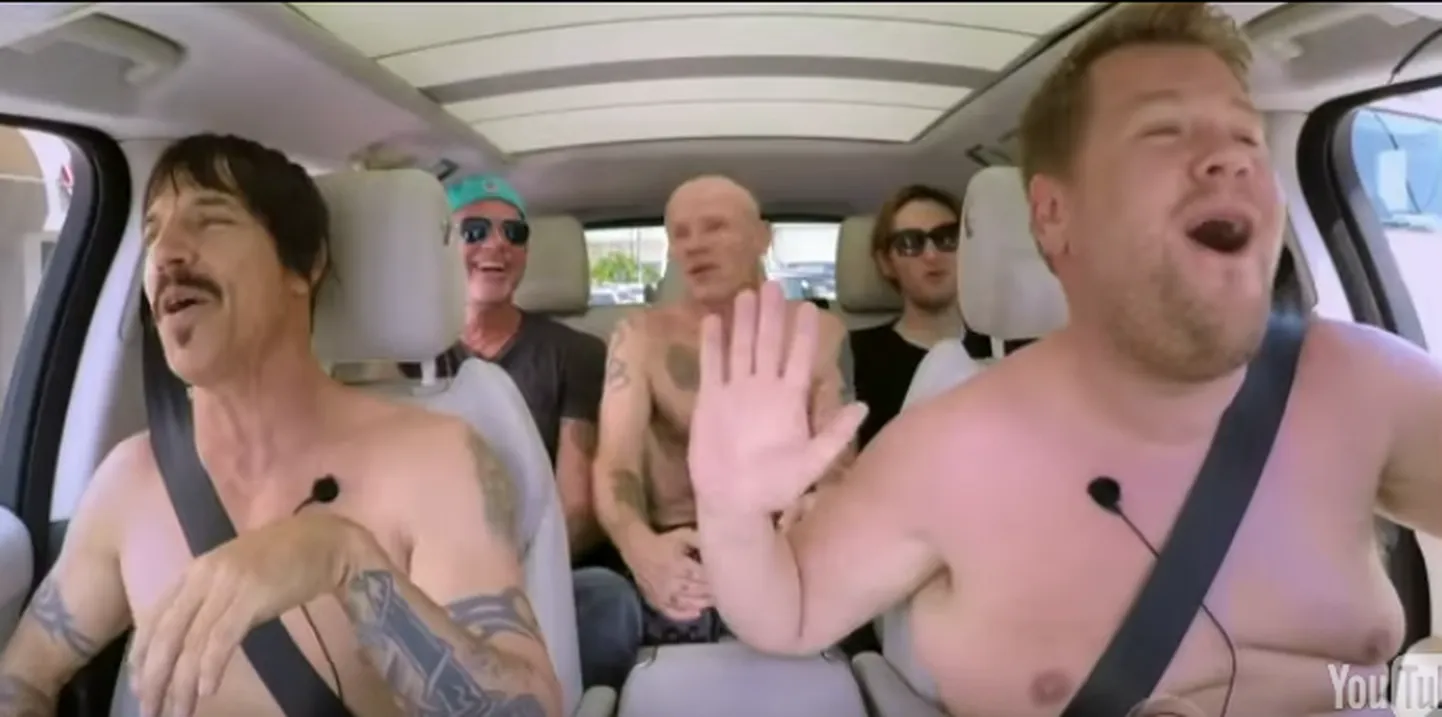 The Red Hot Chilli Peppers'i poisid laulavad ilma särkideta autos karaoket