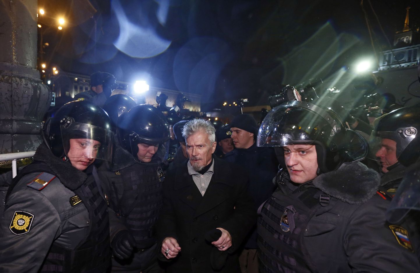 Politseinikud koos vahistatud Eduard Limonoviga eemisel nädalal Moskvas sanktsioneerimata opositsioonimeeleavalduselt lahkumas.