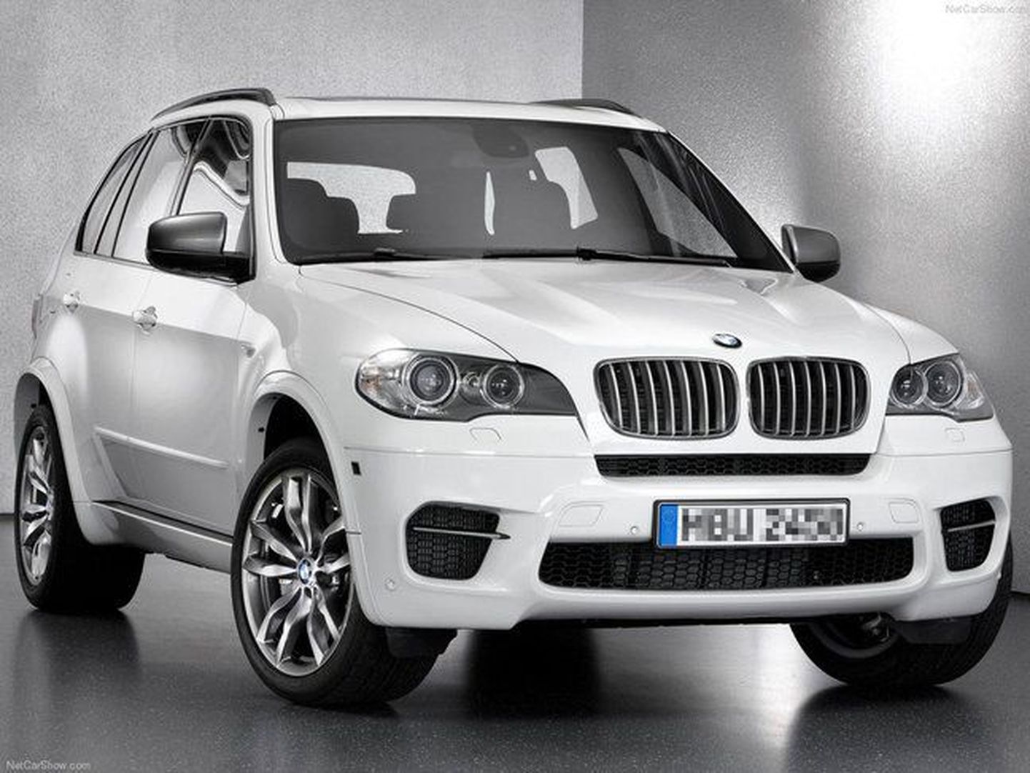 Автомобиль BMW X5.
