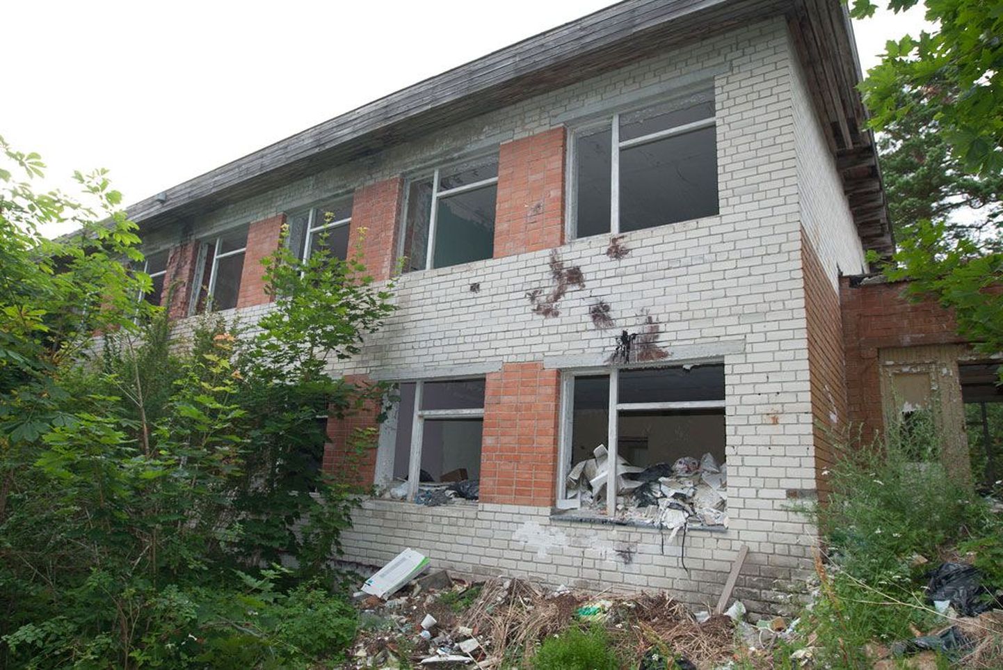 Бывшая школа — одно из многих заброшенных зданий Суурпеа, постепенно превращающихся в настоящую свалку.