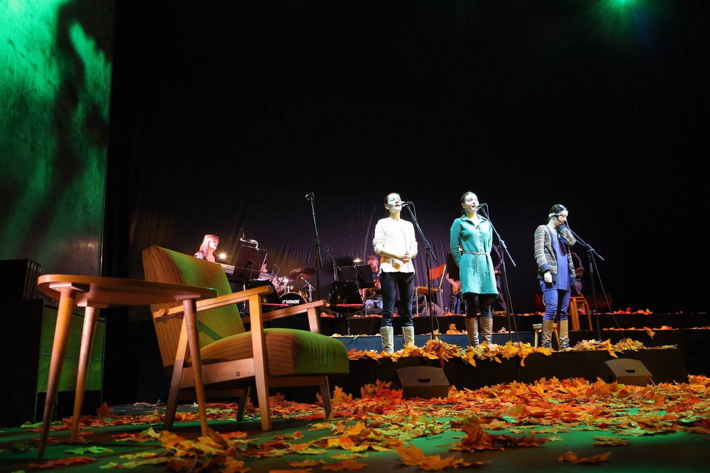 Kolmapäeval laulsid proovis ansamblijuht Ele Sonni (tagaplaanil vasakul) valvsa kõrva ja silma all Maria Soomets (esiplaanil vasakult), Linda Kolde ja Marian Heinat.