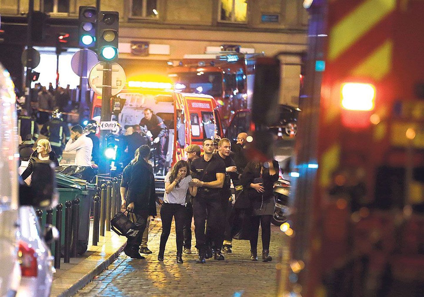 Первая информация о стрельбе поступила с улицы 
Биша в 10-м округе Парижа. Полиция помогает людям, находящимся 
в состоянии шока.