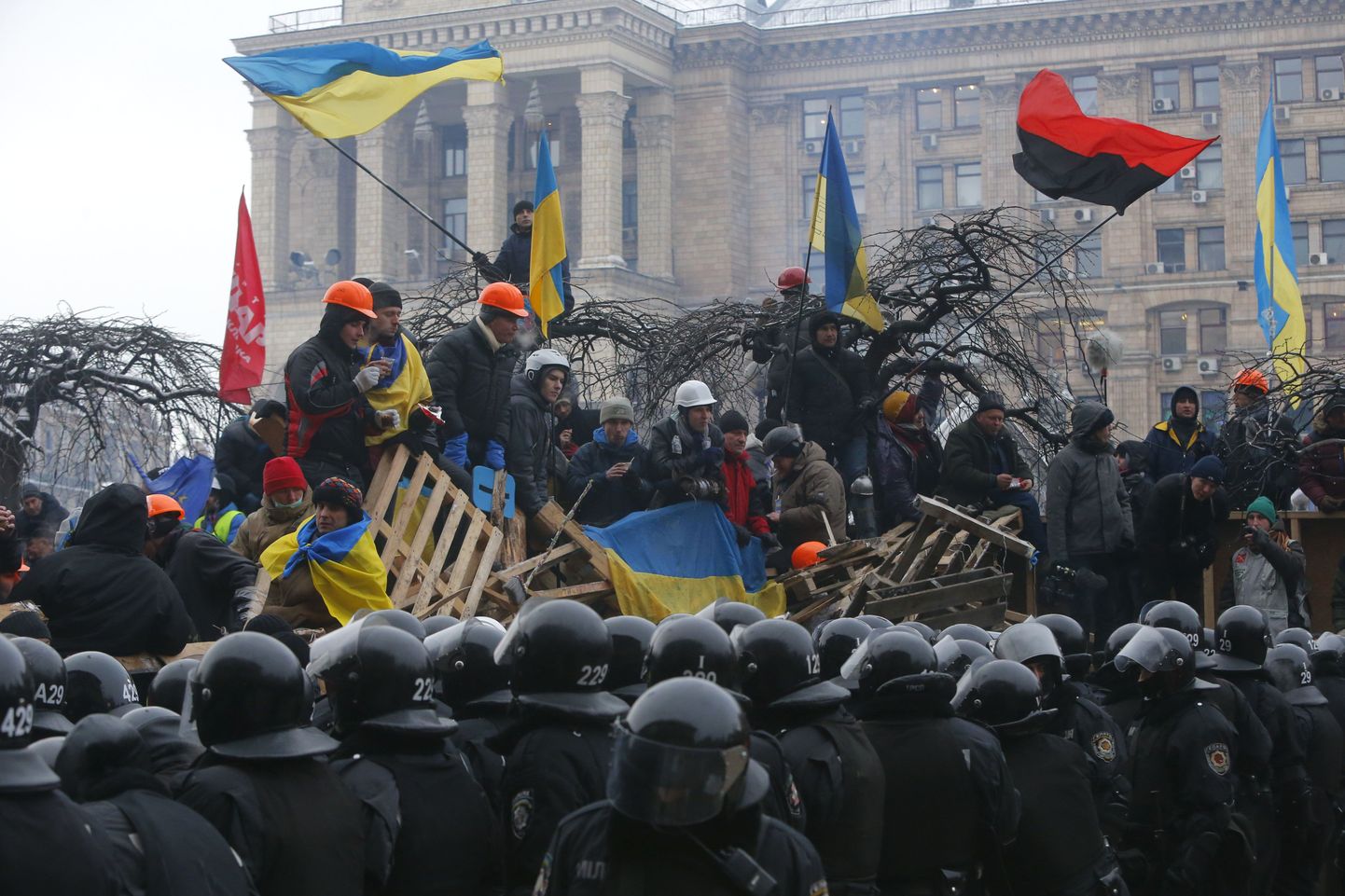 Eurointegratsiooni poolehoidjad täna hommikul barrikaadidel Iseseisvuse väljakul Kiievis.