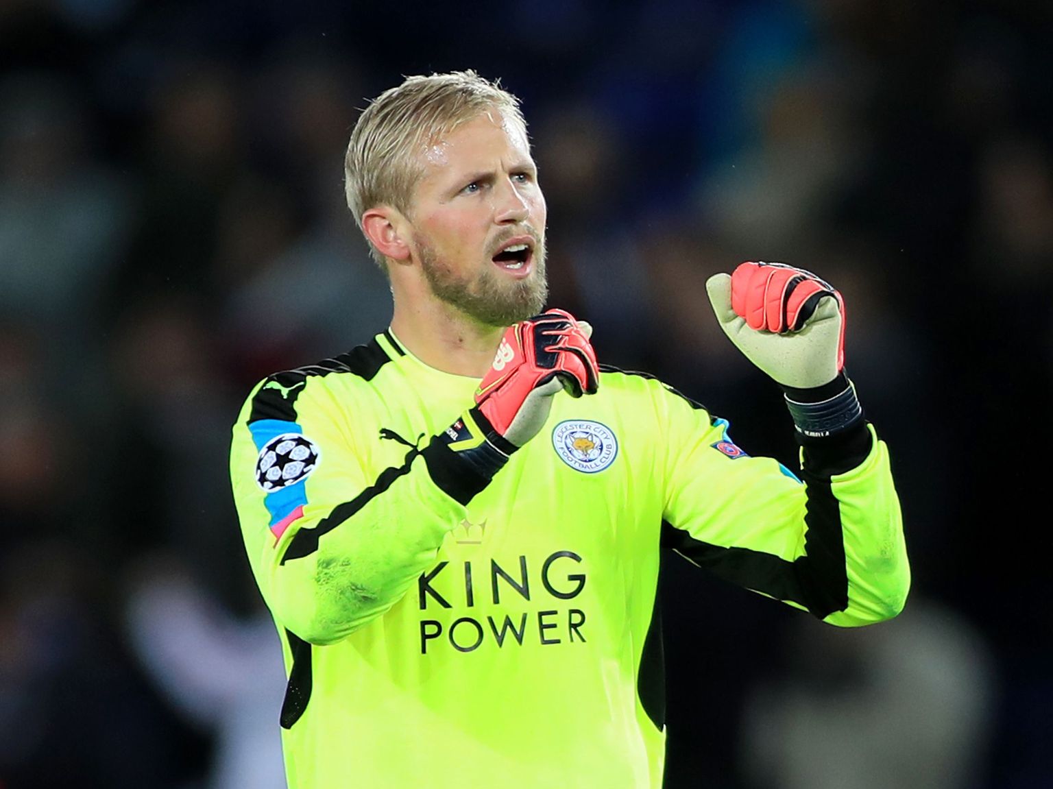 Leicester City taanlasest väravavaht Kasper Schmeichel tähistamas FC Kopenhaageni alistamist.