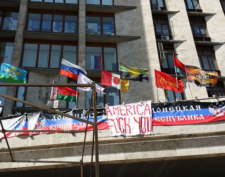 Донецк. Фасад захваченного ополчением здания областной администрации. Апрель 2014 года. 