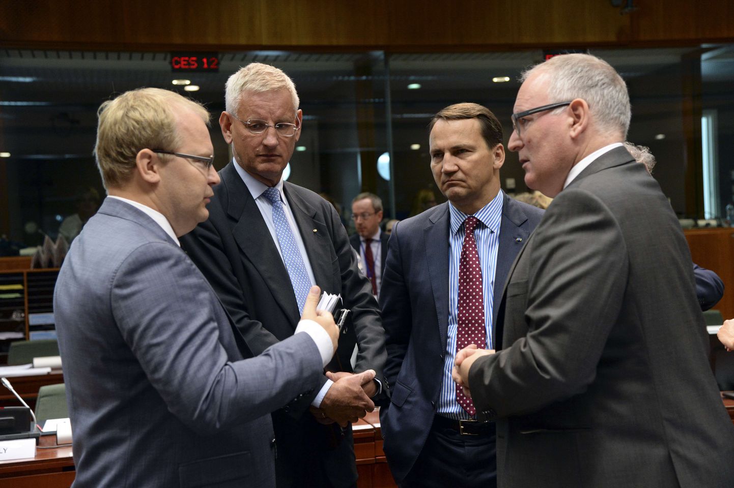Eesti välisminister Urmas Paet (vasakult) peab nõu Rootsi välisministri Carl Bildti, Poola välisministri Radoslaw Sikorski ja Hollandi välisministri Frans Timmermansiga.