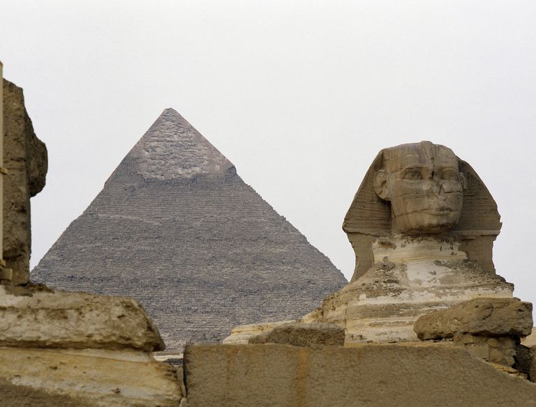 Egiuptuse Giza üks püramiididest ja sfinks