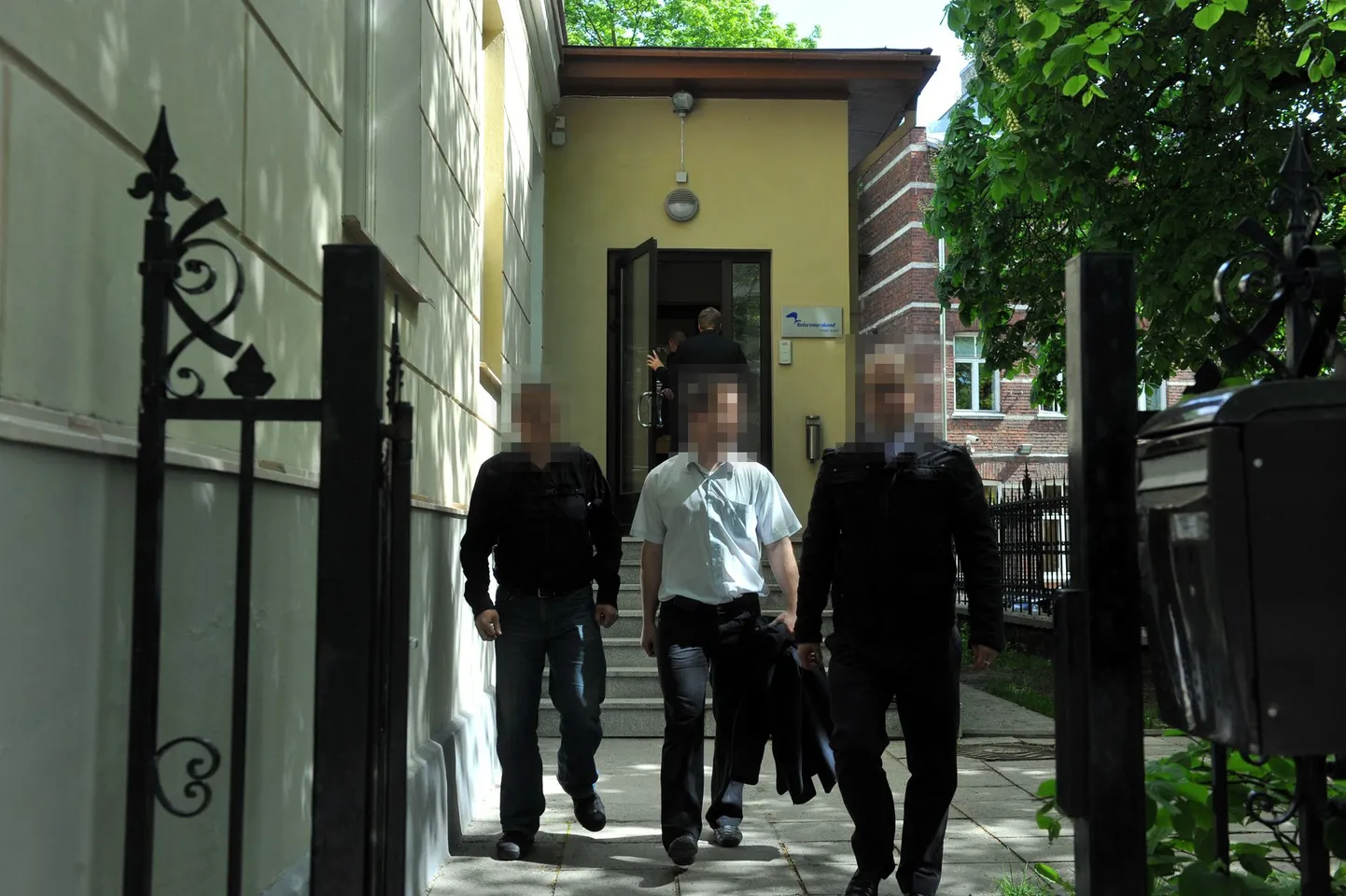 Kolm keskkriminaalpolitsei ametnikku kella 13 paiku Reformierakonna peakontorist lahkumas.