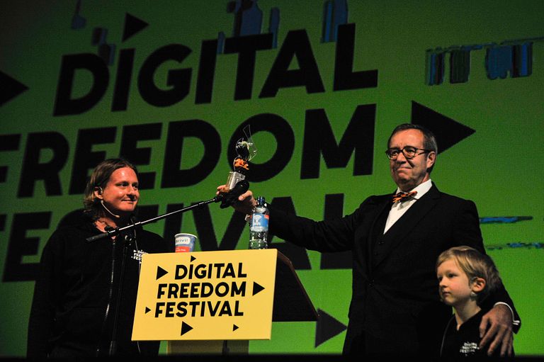 Meie enda president Toomas Hendrik Ilves sai mullu novembris lätlaste Digital Freedom Festivalil digitaalse vabaduse auhinna. 