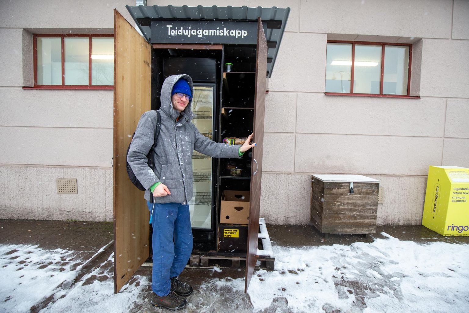Tudeng Alar Rõigas on harjunud möödaminnes toidukappi sisse kiikama, et kas seal midagi meelepärast leidub. Eile lõunal oli turuhoone kapis eri salateid ja saiu.