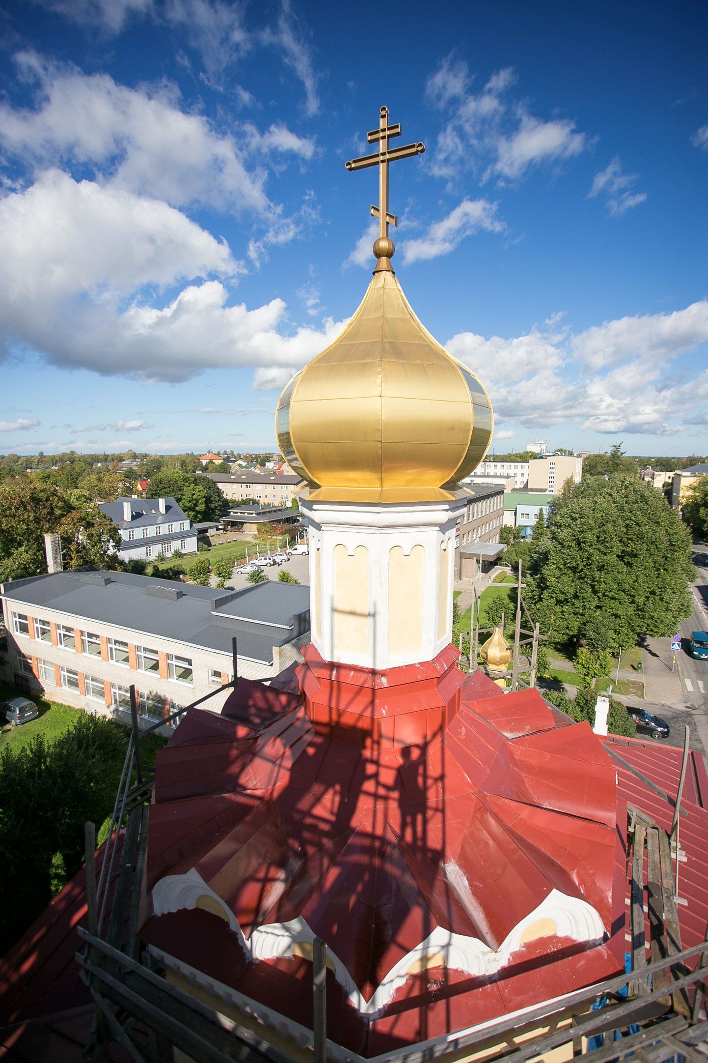 Rakvere Jumalaema Sündimise õigeusu kiriku värskelt ülekullatud kuppel.