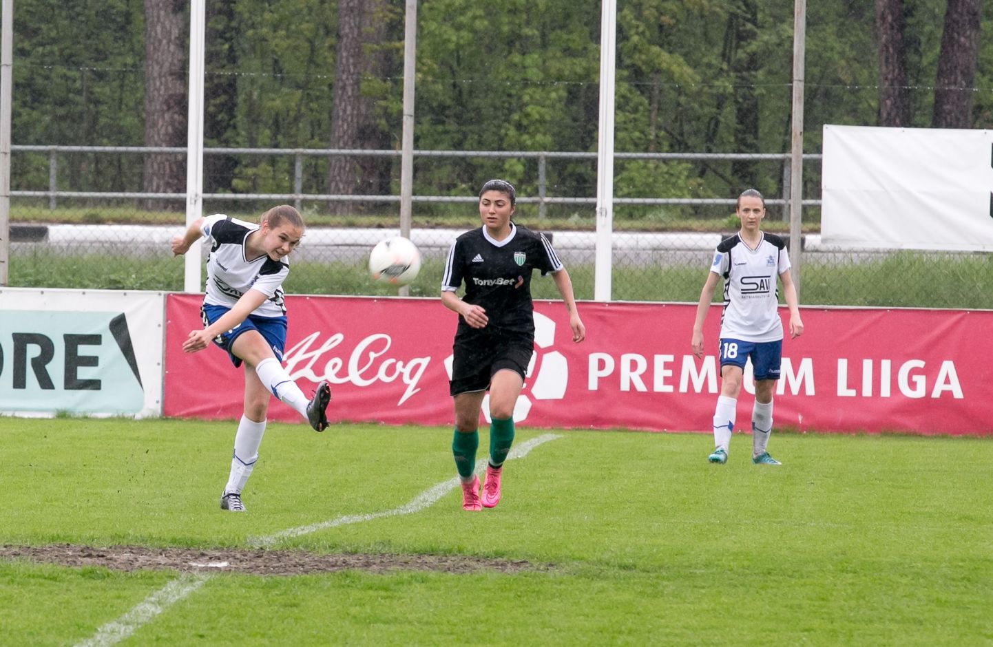 Pärnu jalgpalliklubi naiskond jätkas naiste meistriliigas võidulainel, alistades 13. voorus võõrsil 6:1 Tallinna FC Levadia. Arhiivifoto.