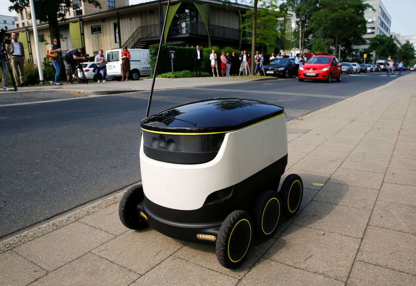 Робот, разработанный эстонской фирмой Starship Technologies.