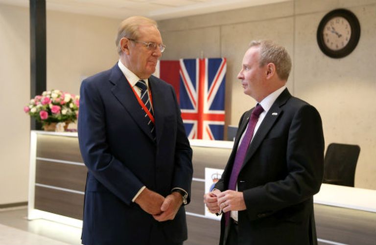 Посол Великобритании в Латвии Кит Шеннон и основатель и президент King’s Group сэр Роджер Фрай 