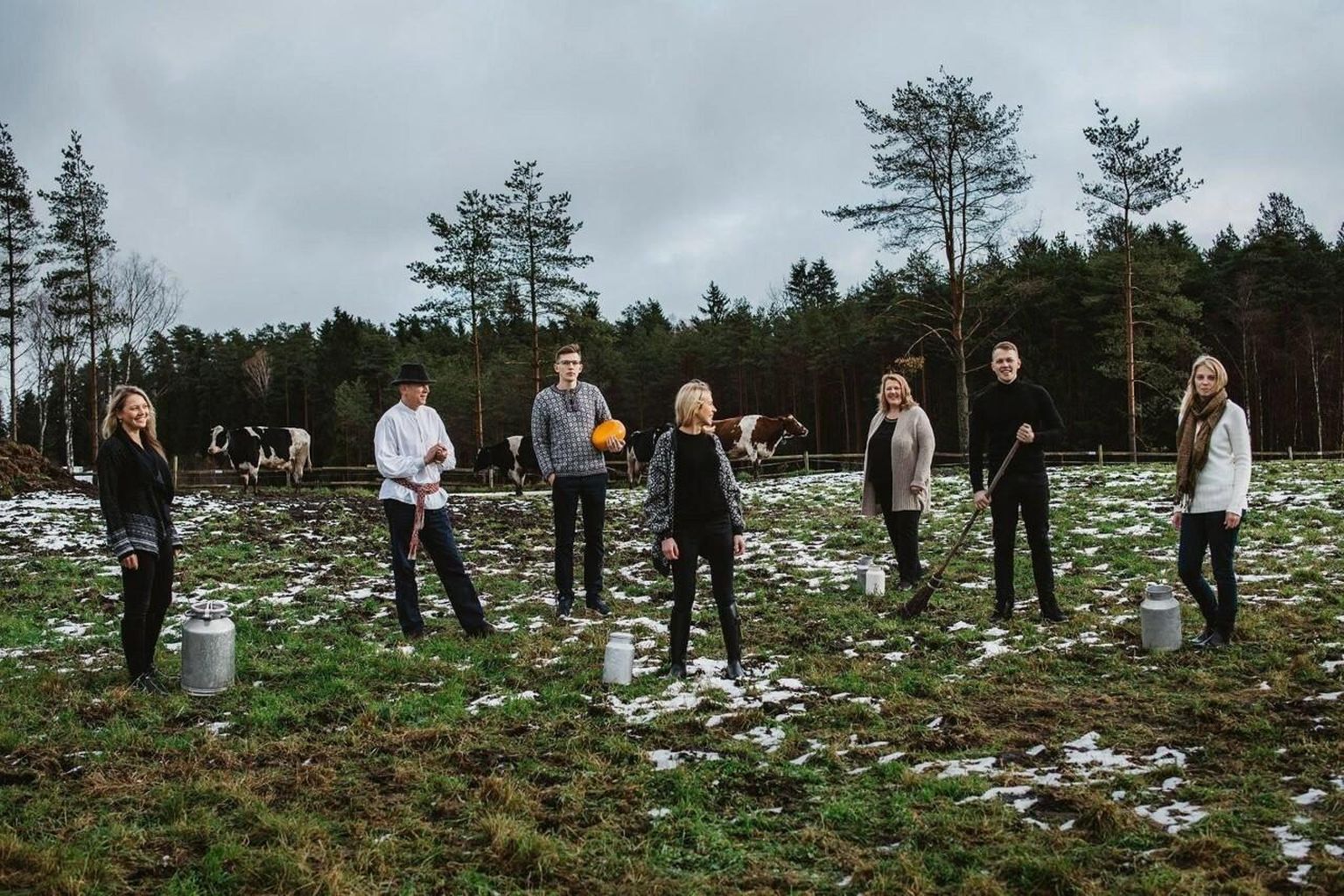 TikTok on hea platvorm tutvustada, kuidas Nopri farmis töö ja elu käib, fotol Niilode perekond.