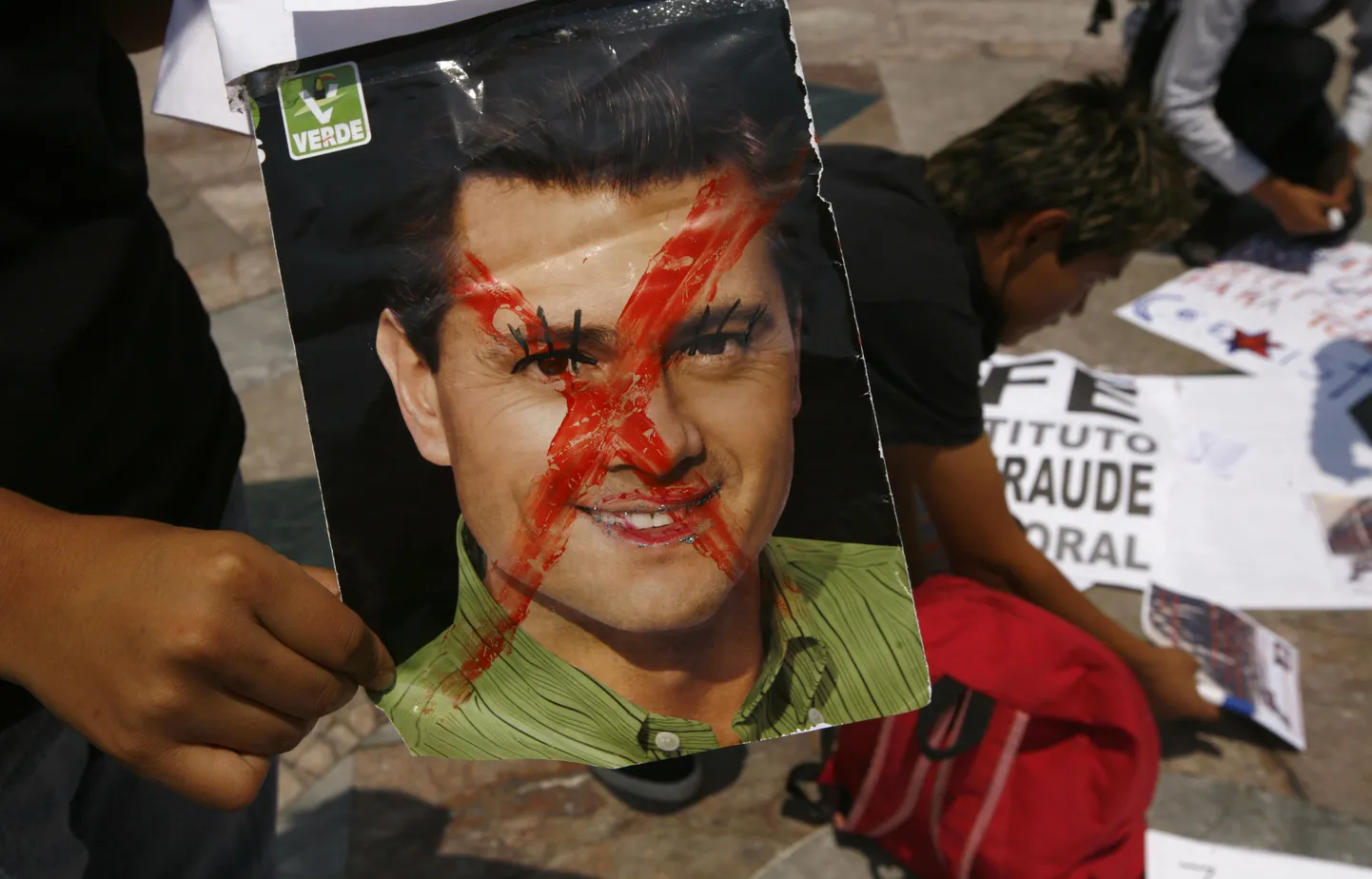 Mehhiko presidendiks valitud Enrique Peña Nieto maksis meeleavaldajate sõnul positiivse meediakajastuse eest.