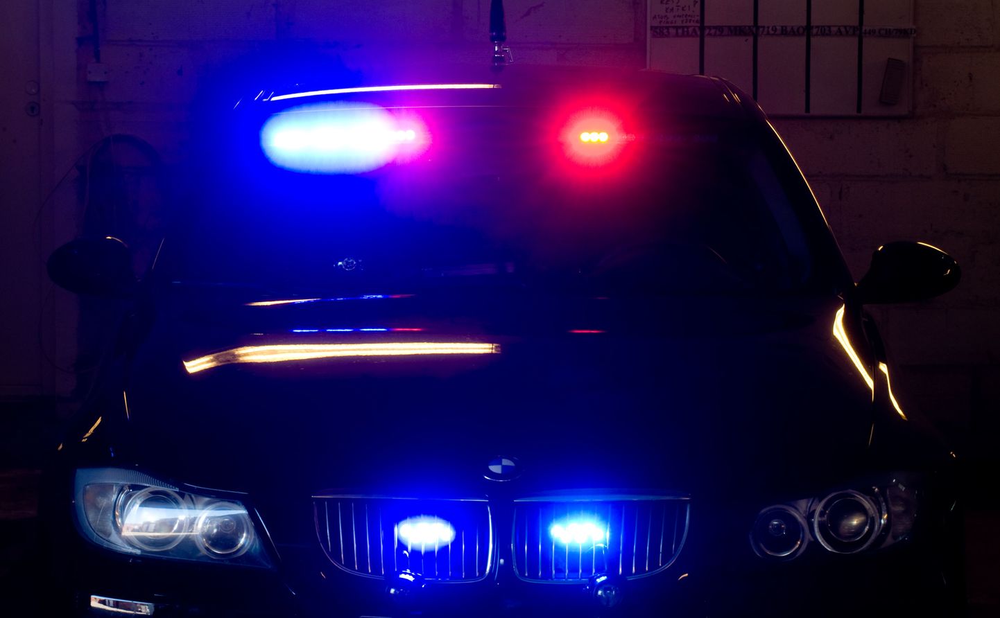 Один из полицейских автомобилей гражданской расцветки.