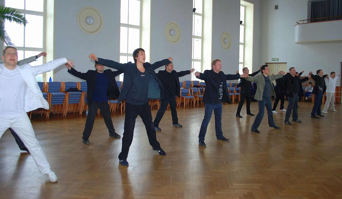 Rakvere linnajuhtidest ja ametnikest koosnev tantsutrupp Väge Täis! samme seadmas.