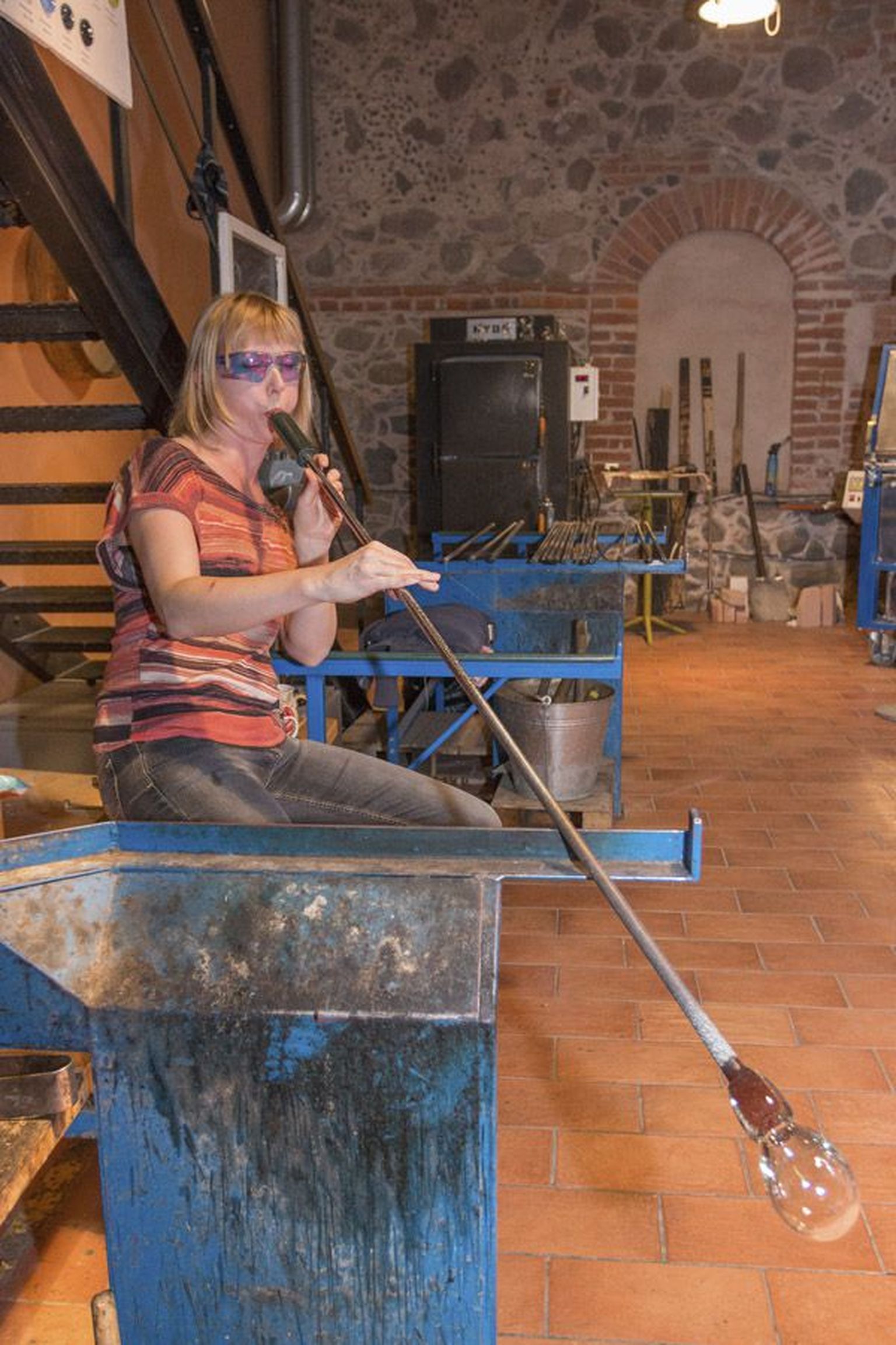 Eksamitööd teeb Maret Sarapu, juba tunnustatud klaasikunstnik, kes on käinud end täiendamas ka välismaal.