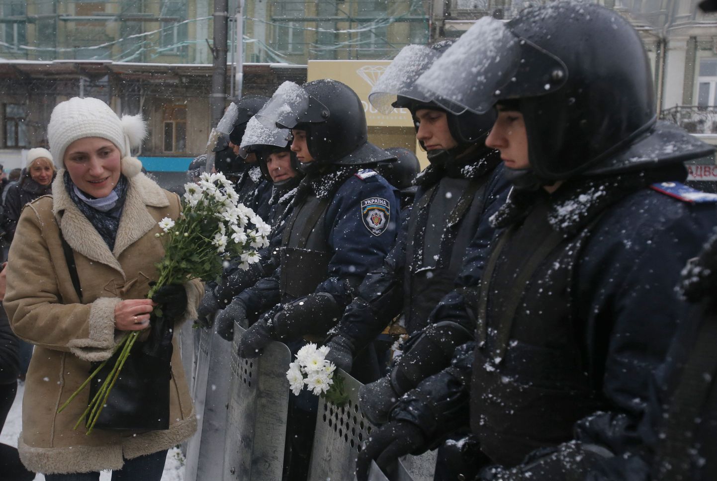Kiievi Iseseisvuse  väljakul jagas protestija täna korrakaitsjatele lilli.
