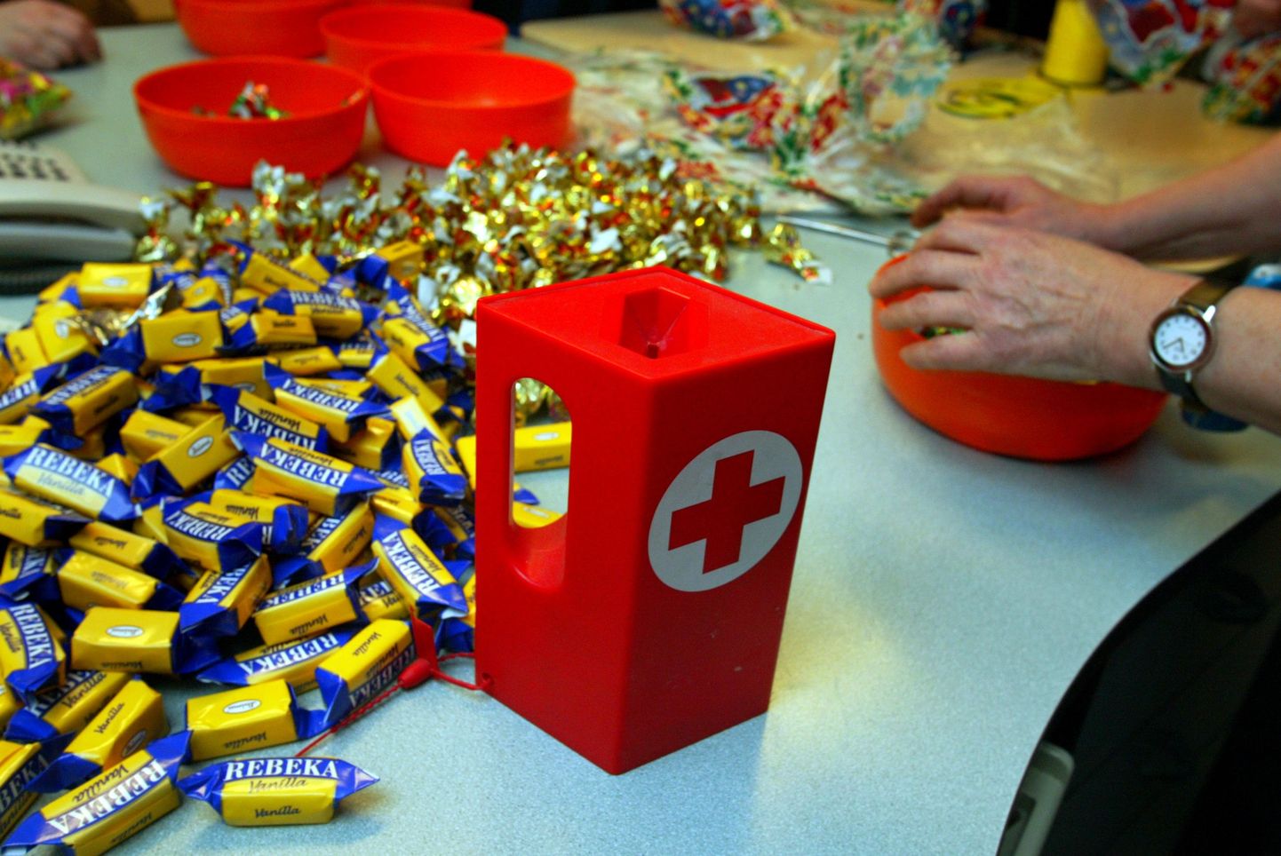 Jõulupakkide kokkupanek Punase Risti kontoris.