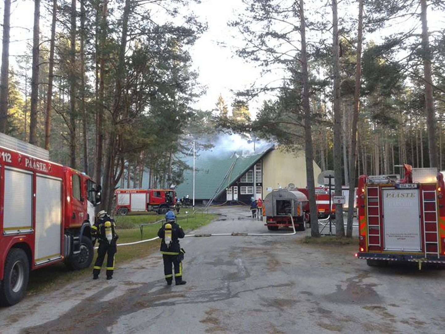 Eile pärastlõunal süttis Võsul Lääne tänaval Männisalu hosteli katusealune.