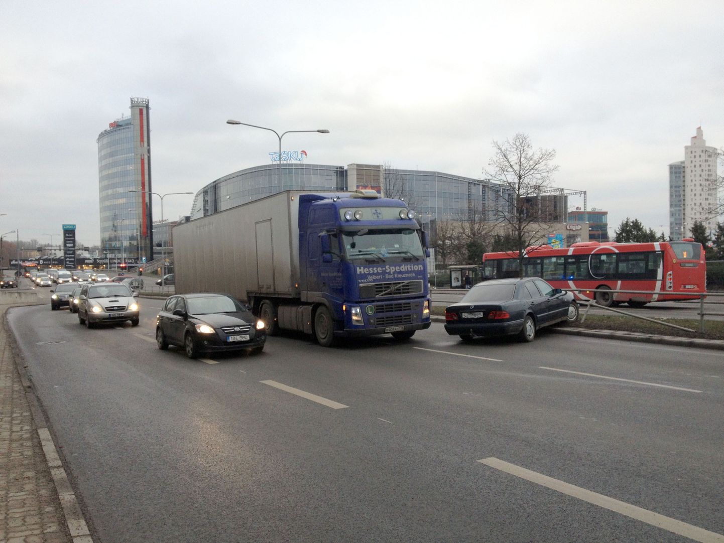 Tartus Riia tänava alguses põrkasid kokku veoauto Volvo ja sõiduauto Mercedes-Benz.