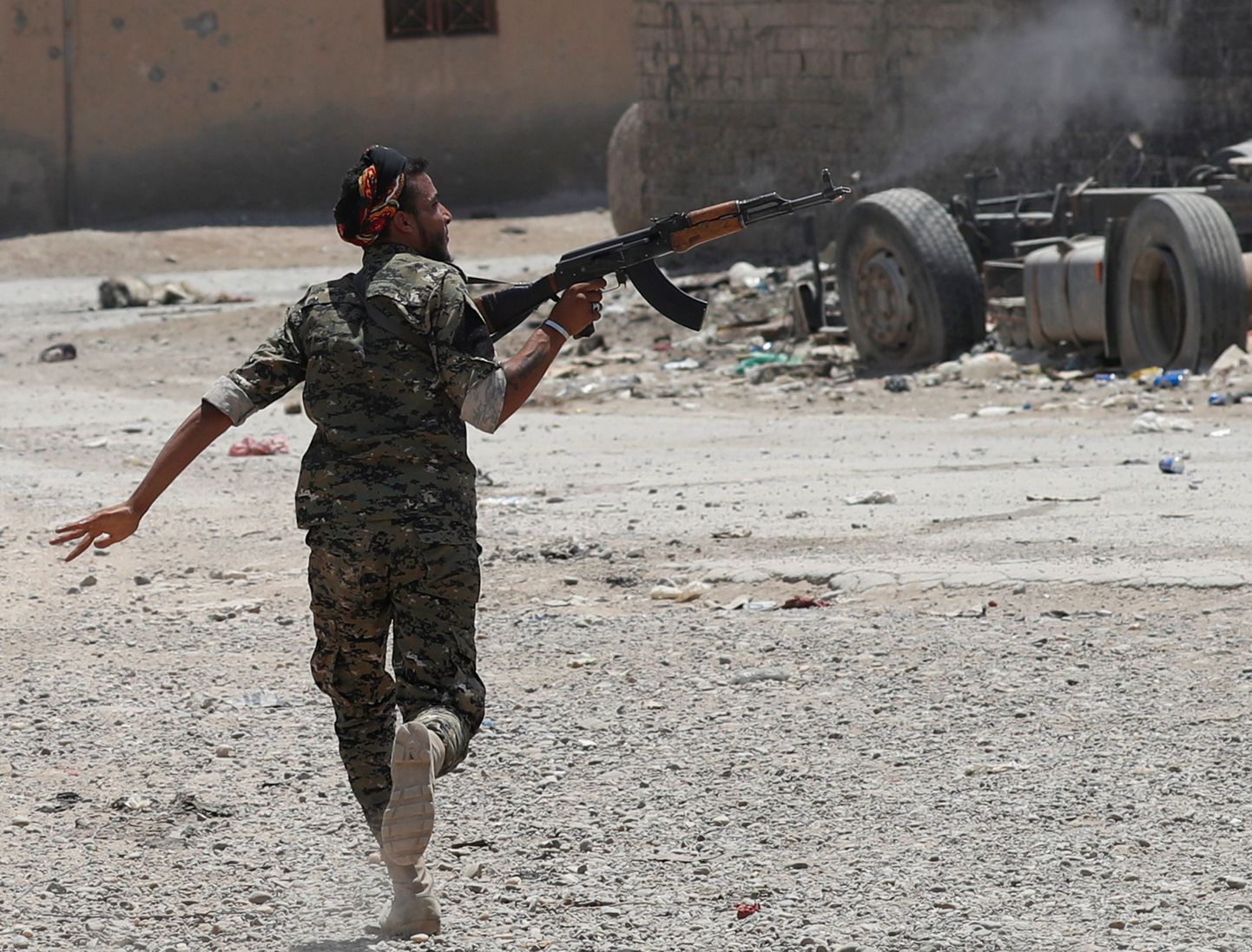 Kurdivõitleja Raqqas.