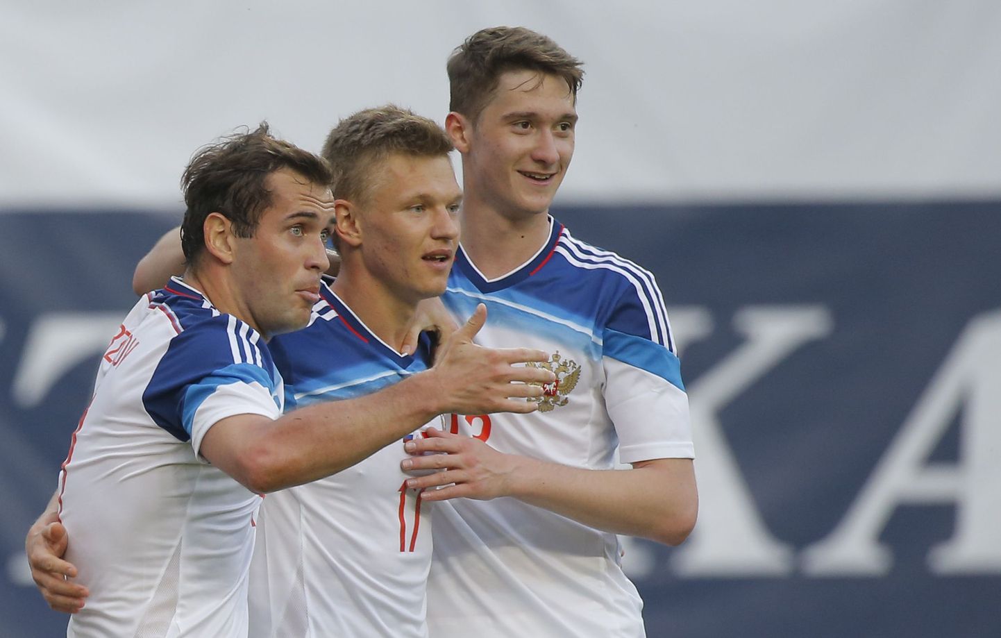 Слева-направо: Александр Кержаков, Олег Шатов и Алексей Миранчук в матче за сборную России.