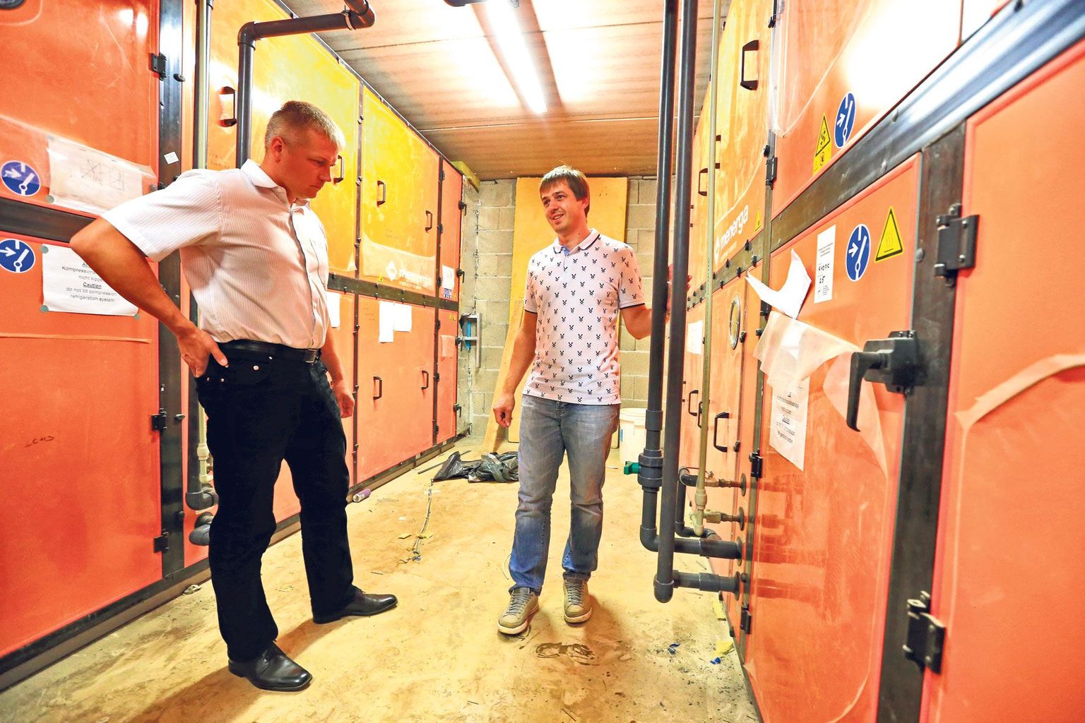 Külastajate silma alt veekeskuse keldrisse peidetud uued ventilatsioonisüsteemid ja soojusvahetid muudavad asutuse ülalpidamist odavamaks, samas
pumpavad need ujulasse senisest rohkem õhku, rääkisid veekeskuse tehnikajuht Priit Kähr (paremal) ja veekeskuse nõukogu esimees Raimond Tamm.