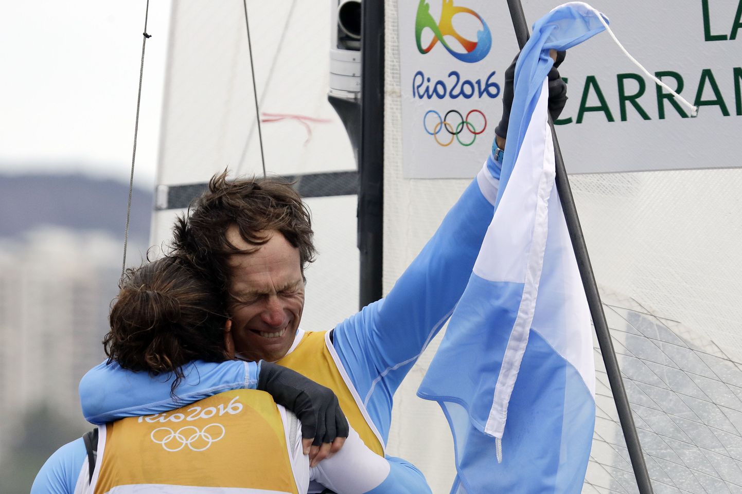 Santiago Lange (paremal) koos Cecilia Carranza Saroliga tähistamas olümpiakulla võitmist.