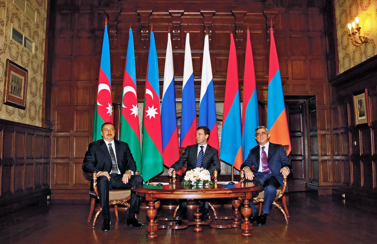 Venemaa president Dmitri Medvedev võõrustas novembris Moskvas oma kolleege Aserbaidžaanist ja Armeeniast, et sobitada leppimist kahe riigi vahel Mägi-Karabahhis.