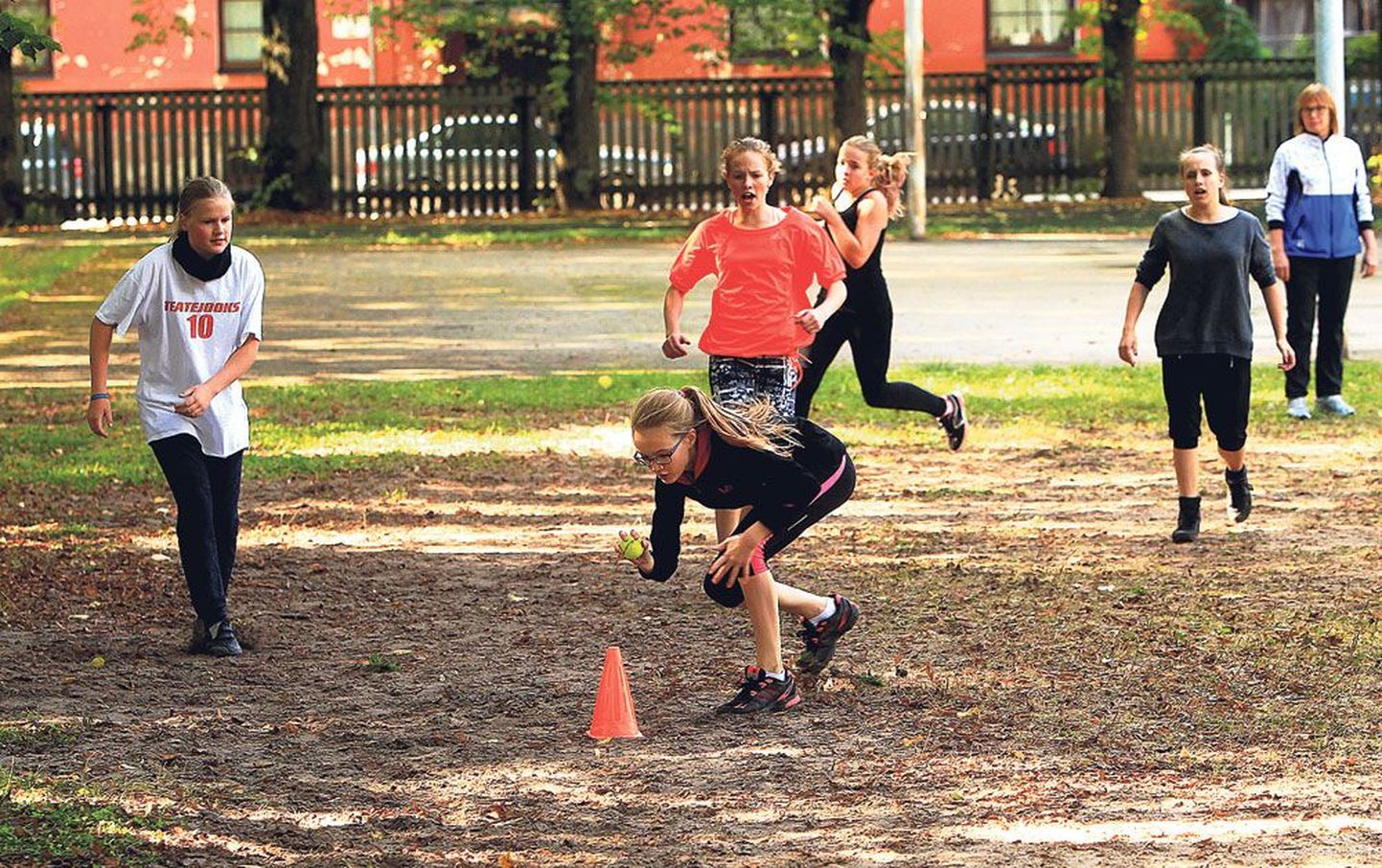 Miina Härma gümnaasiumi 7. klassi neiud veetsid eilse pärastlõuna üheskoos kooli ees pesapalli mängides.