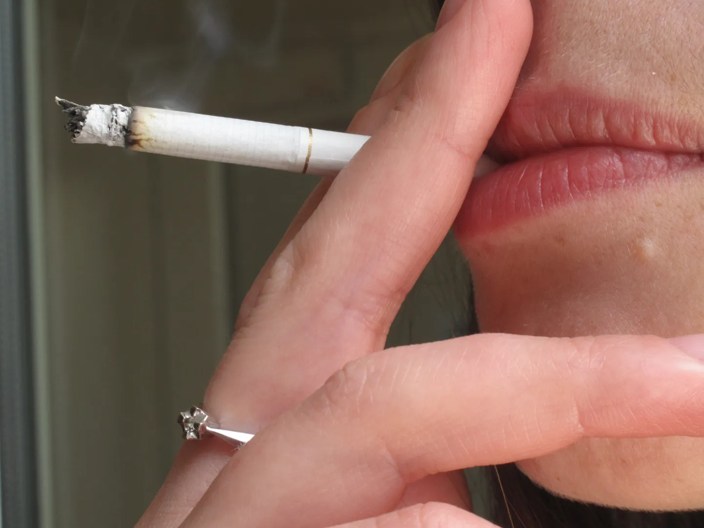 Sigareti tõmbamisest tekivad väikesed kortsud suuümbrusesse.