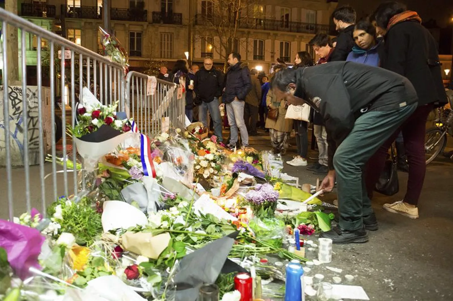 Inimesed viivad terrorismiaktides hukkunute mälestuseks tänavatele lilli ja süütavad küünlaid.
