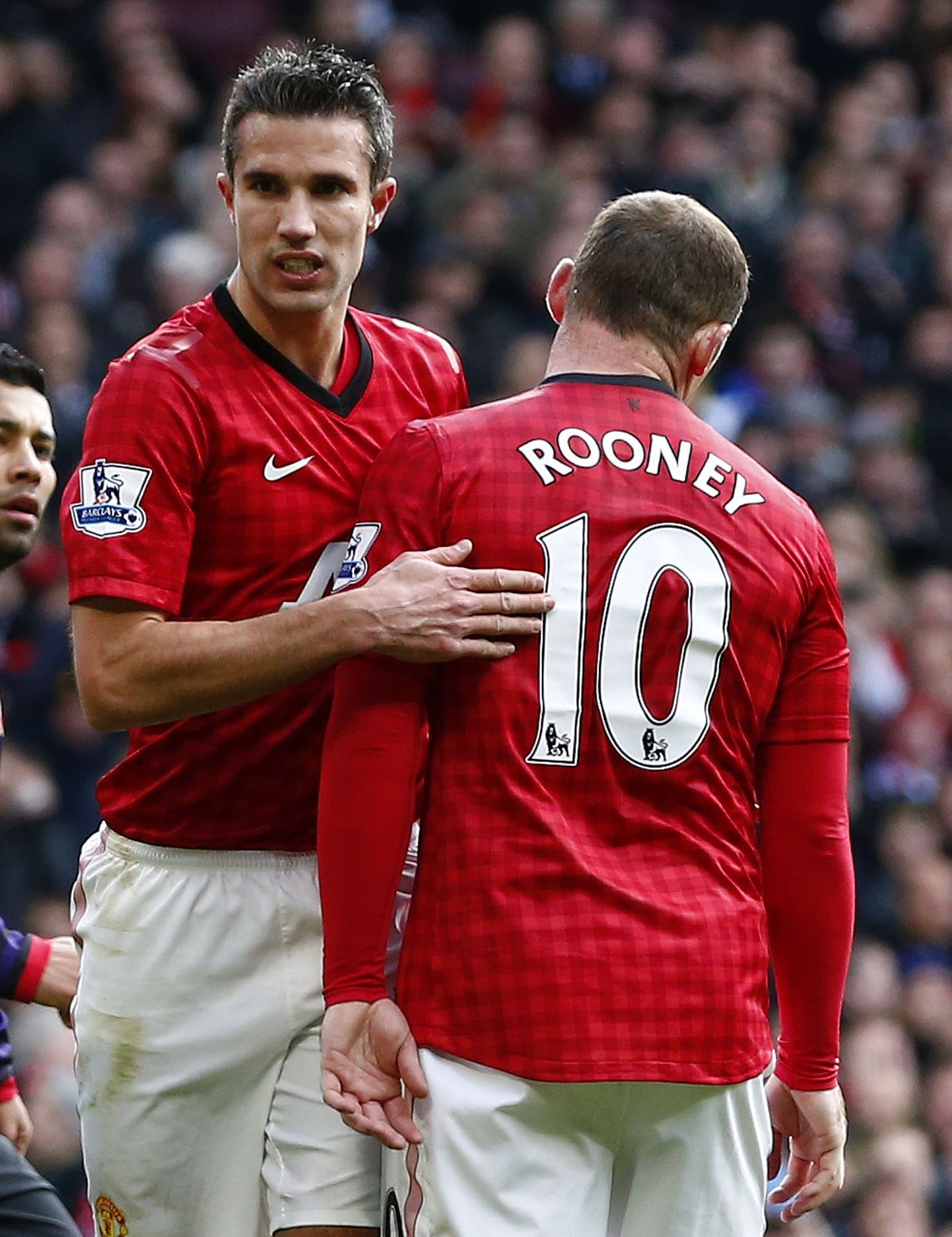 Robin van Persie (näoga) ja Wayne Rooney.