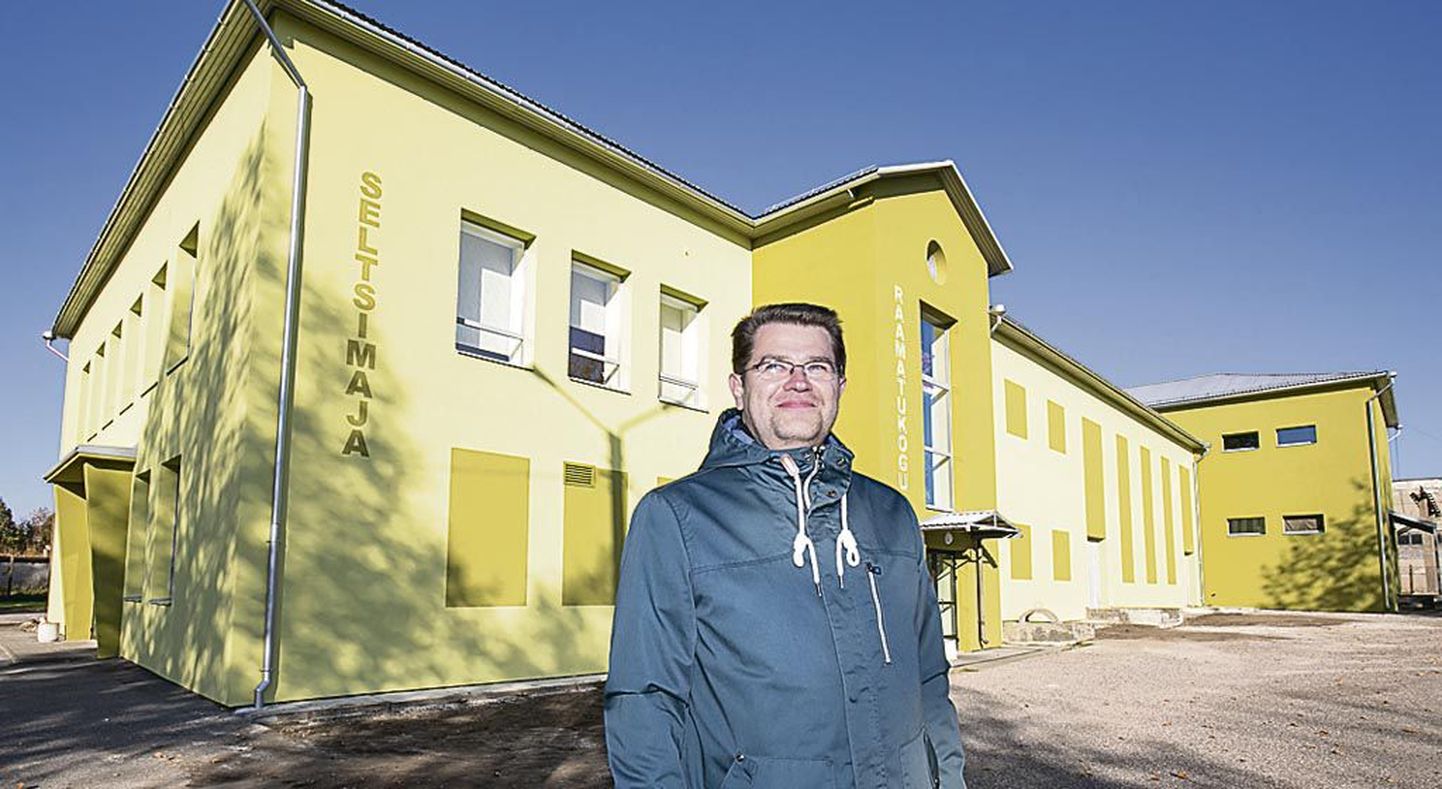 Sindi linnapea Marko Šorin rääkis, et uue välisilme saanud seltsimajas ootab renoveerimist suur saal.