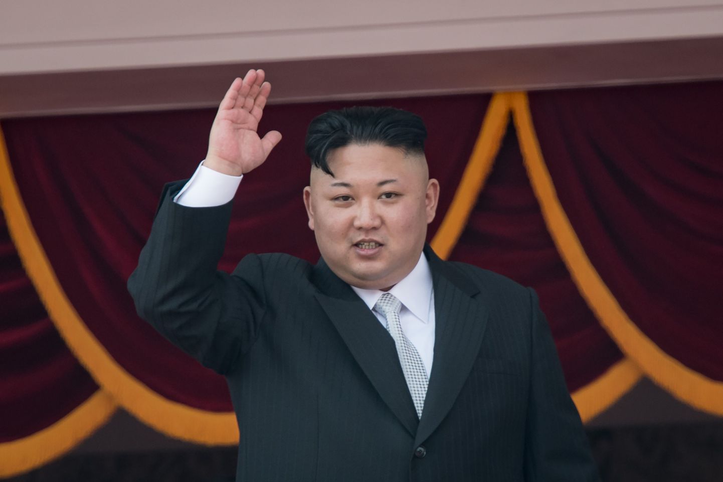Kim Jong-Un lehvitab sõjaväeparaadi järel inimestele.