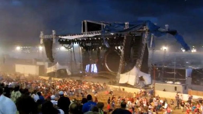 ASV pilsētā Indianapolisā sabrūkot koncerta skatuvei, gājuši bojā pieci un ievainoti vairāk nekā 40 cilvēki. Skatuve sabrukusi vētras laikā, kad uzstāties gatavojās Dženiferas Netlas (Jennifer Nettles) un Kristiana Buša (Kristian Bush) kantri mūzikas duets "Sugarland" 