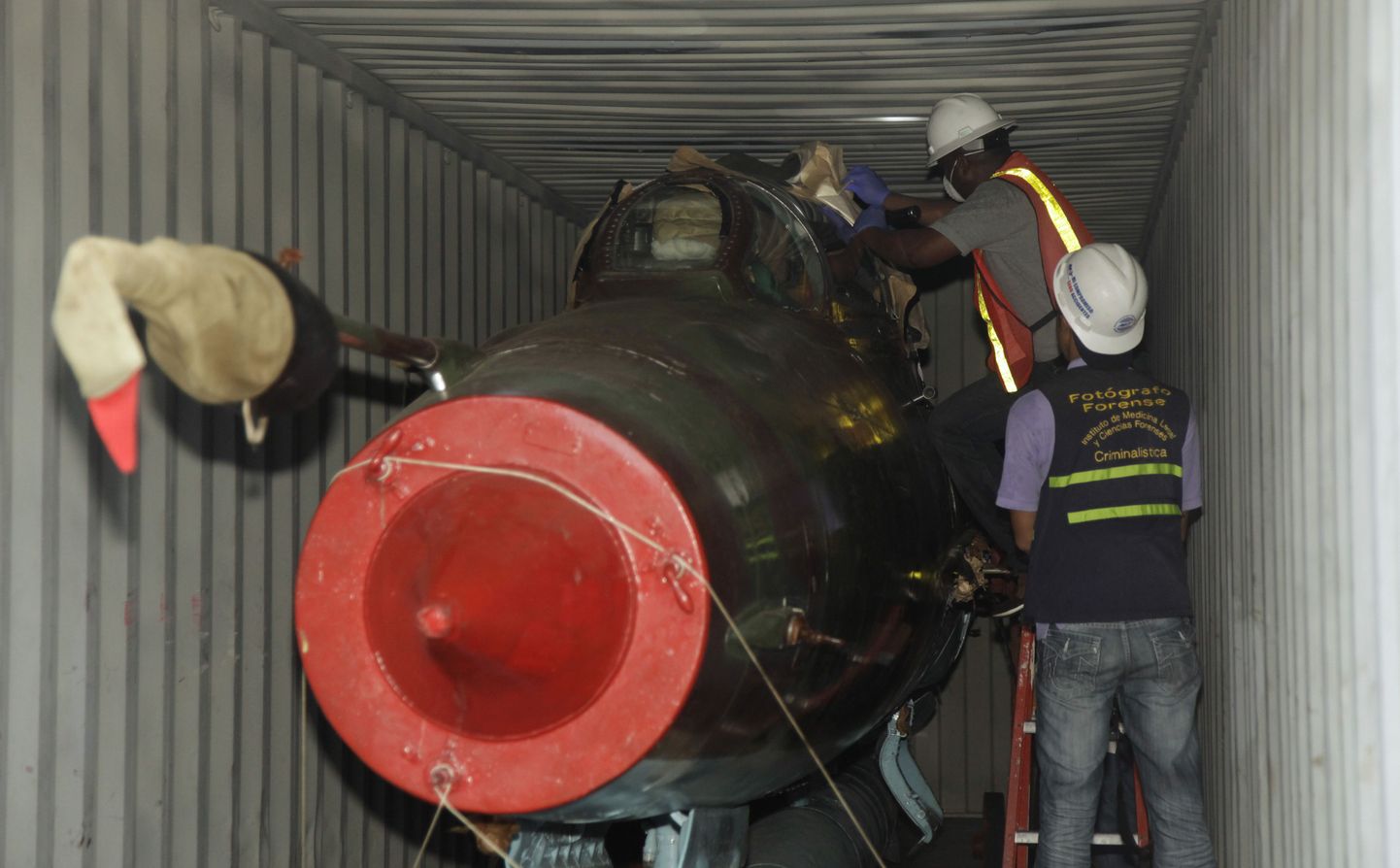 Panama uurijad tutvuvad Põhja-Korea kaubalaeva pardalt leitud nõukogudeaegse hävituslennuki MiG-21ga.