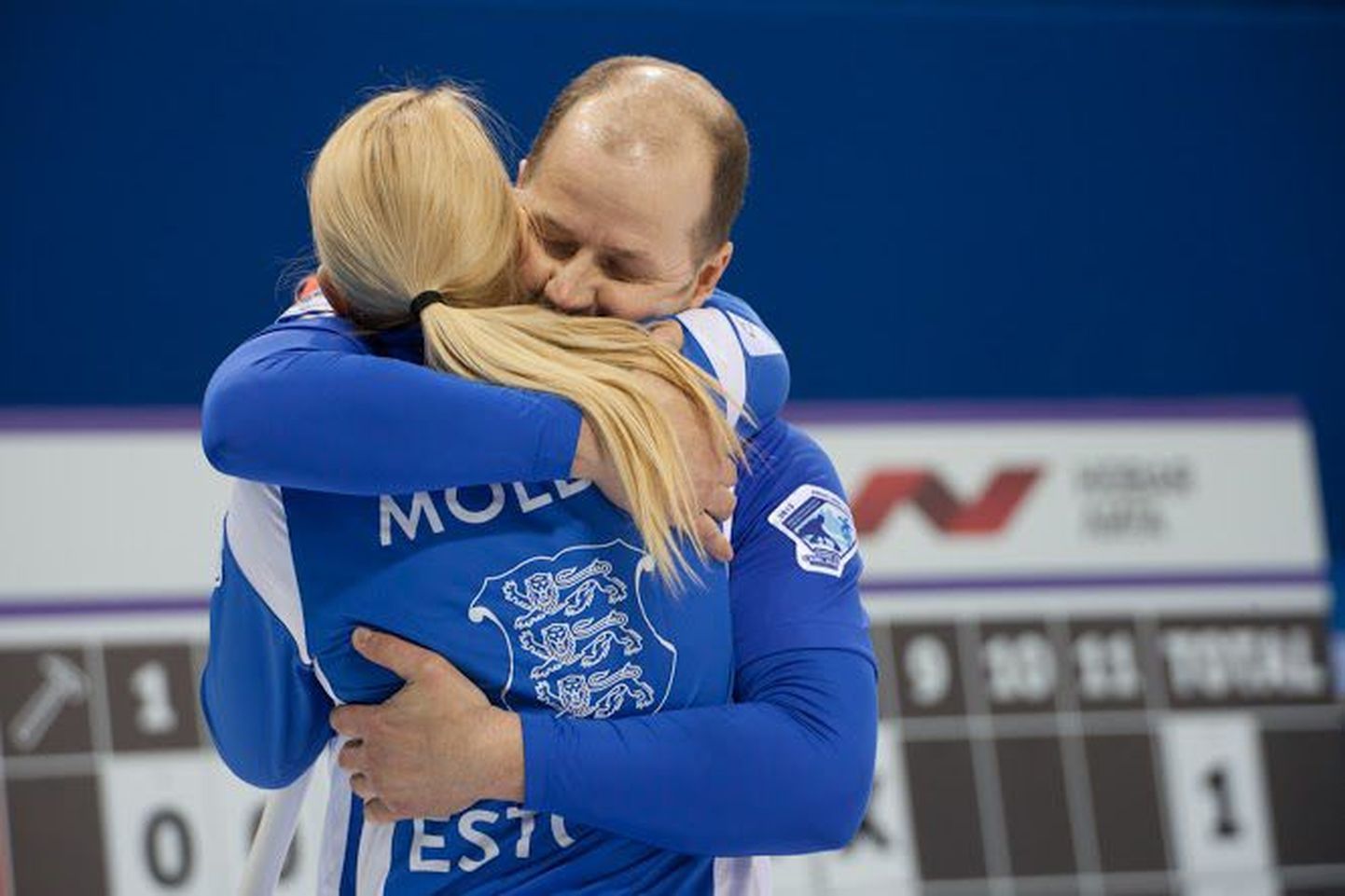 Эстонская пара радуется победе в одном из матчей ЧМ в Сочи.