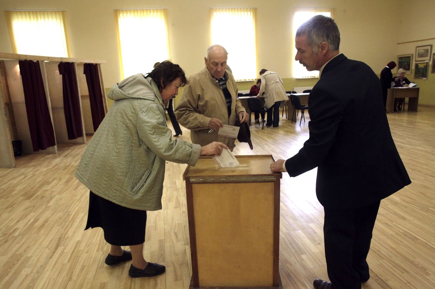 Lätlased tänastel parlamendivalimistel hääletamas.