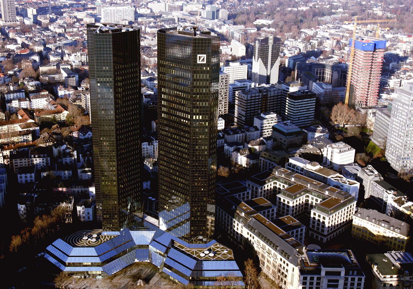 Две высотки Deutsche Bank во Франкфурте.
