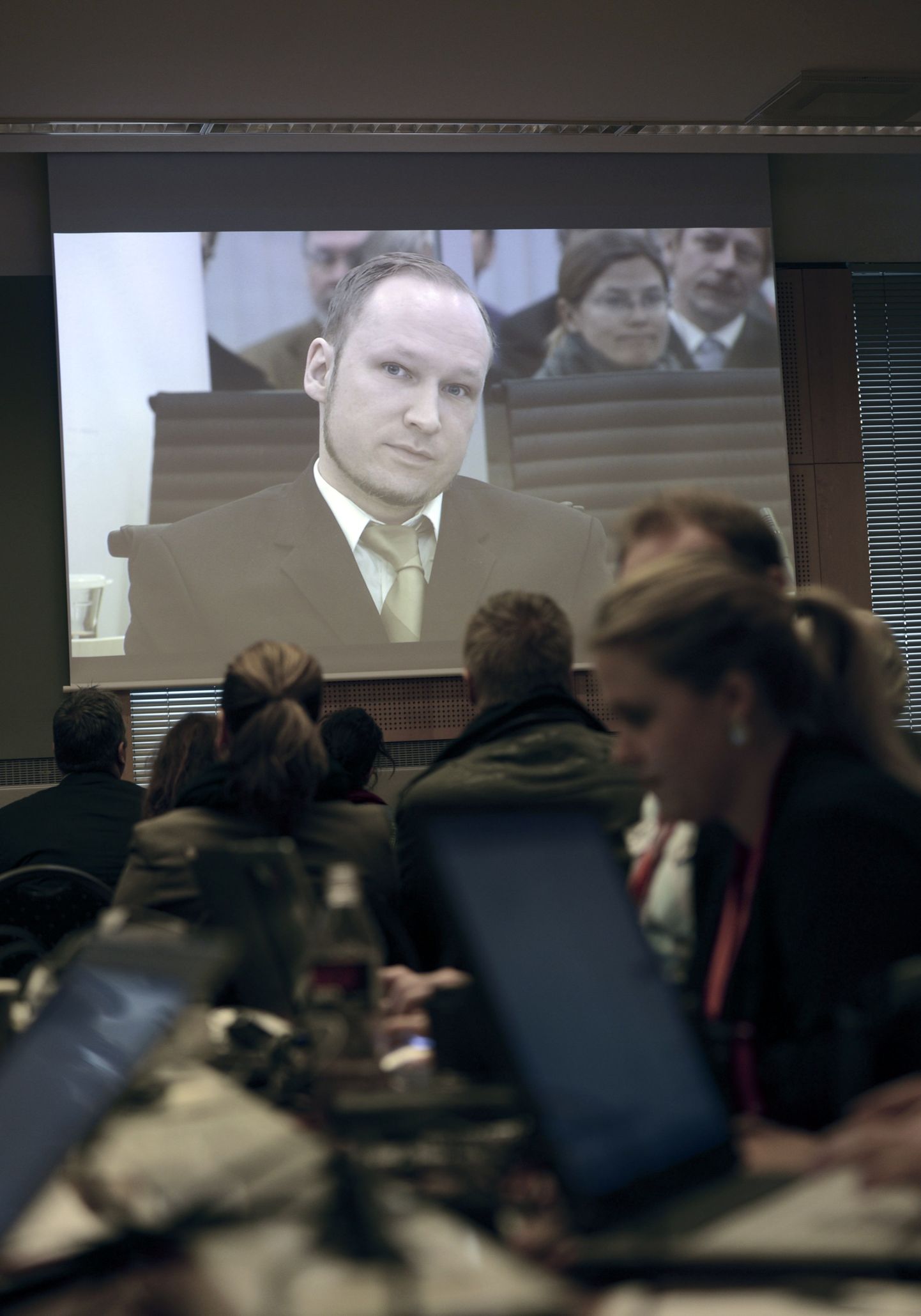 Anders Behring Breivik kohtumaja pressiruumis oleva teleri ekraanil.