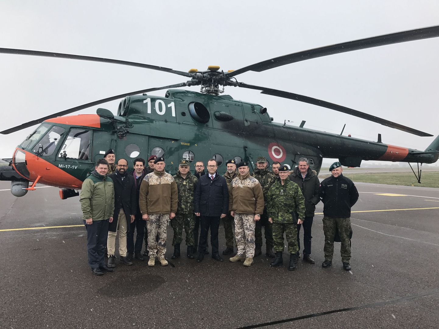 Kopteriga saabunud kindralid Tartu lennuväljal.