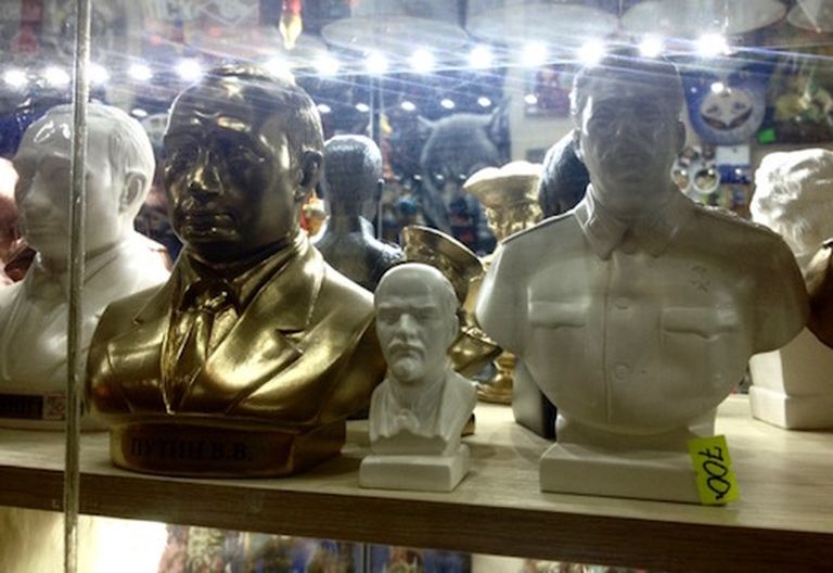 Бюсты вождей в сувенирном киоске: Сталин, Путин и ма-аленький Ленин 