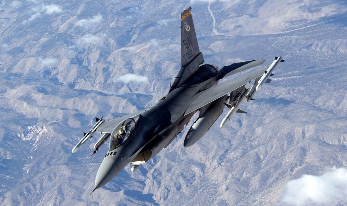 Истребитель F-16 ВВС США.