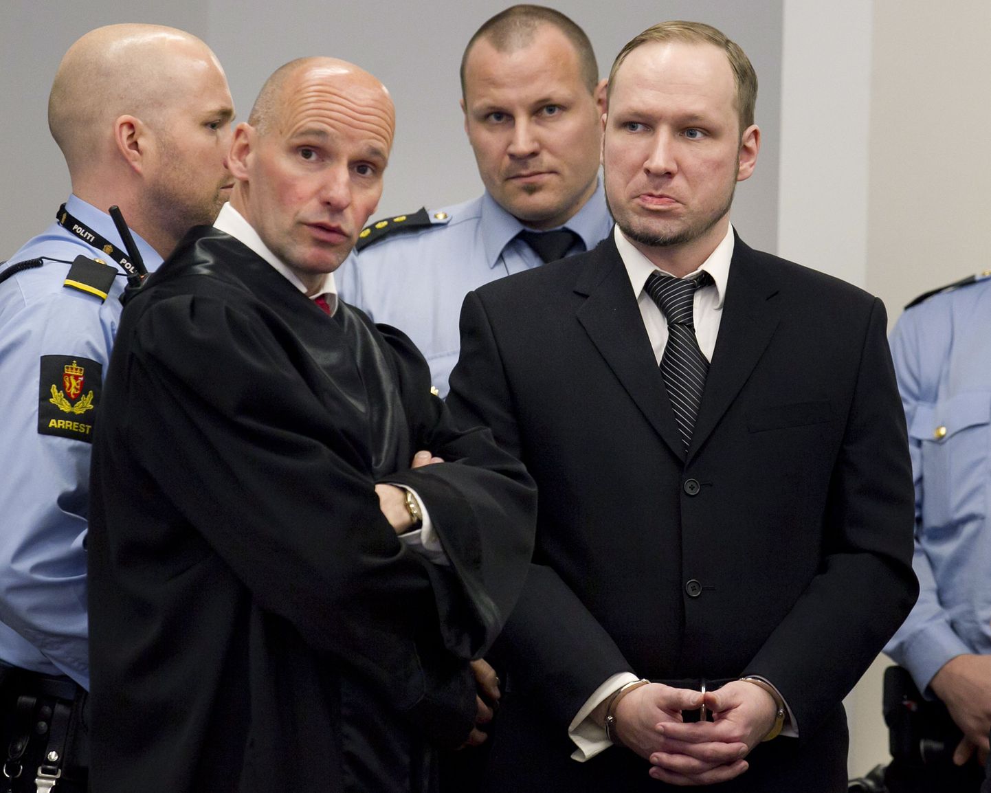 Anders Behring Breivik (paremal) koos oma advokaadi Geir Lippestadiga.